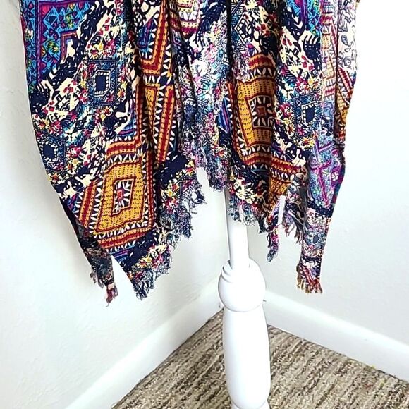 Umgee Colorful Print Long Kimono Wrap with Fringe Around the Bottom, Size M/L - Picture 4 of 9